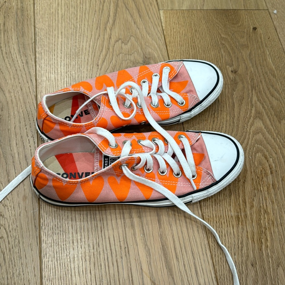 Converse Chuck taylor low trainers in pink heart print